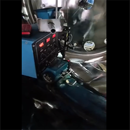 筒錐型過(guò)濾洗滌干燥三合一設(shè)備內(nèi)部拋光車間工作片段